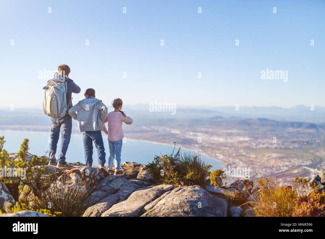 Famille avec deux enfants bénéficiant d'une vue imprenable sur Cap du haut de la montagne de la table Banque D'Images