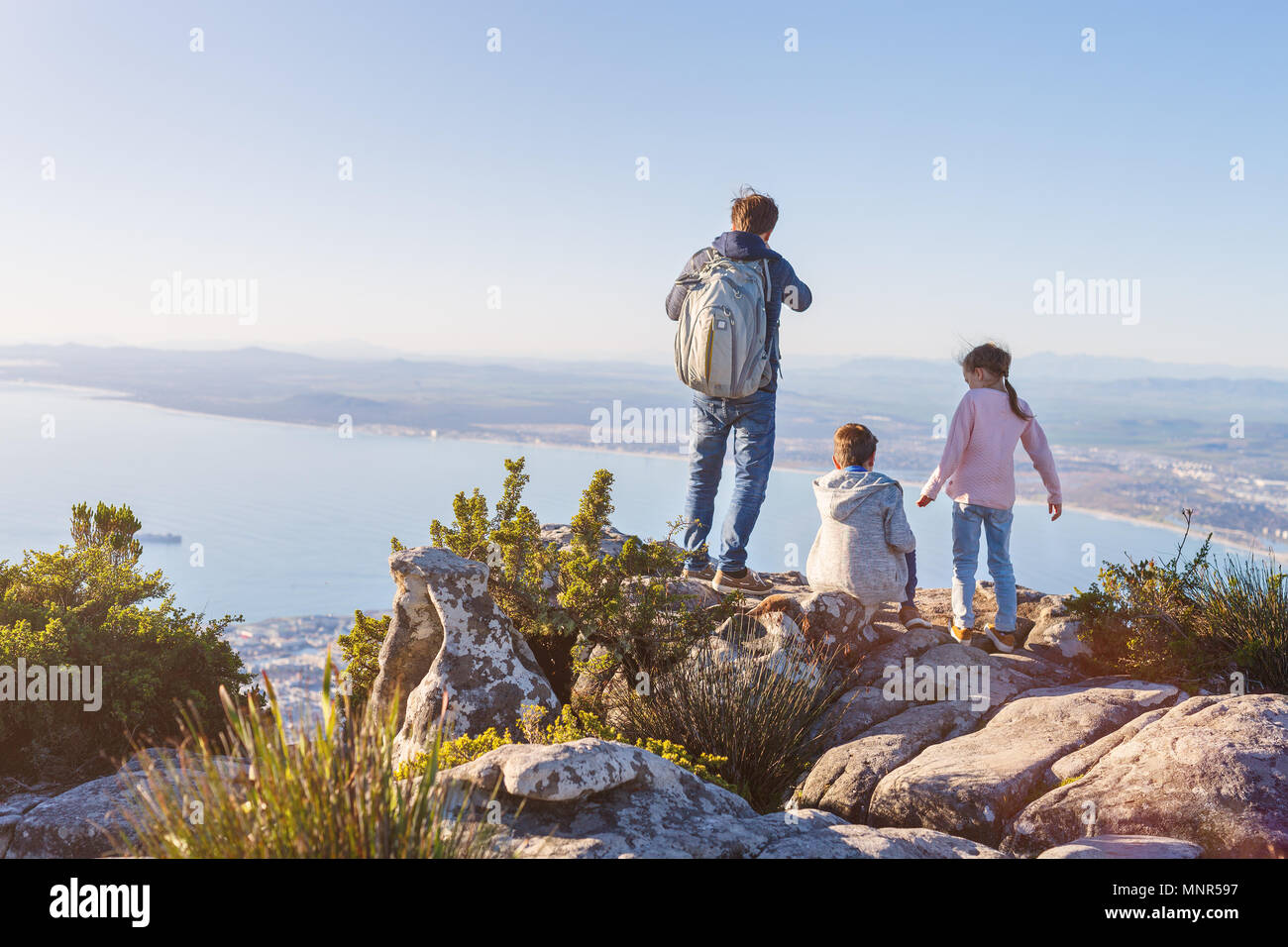 Famille avec deux enfants bénéficiant d'une vue imprenable sur Cap du haut de la montagne de la table Banque D'Images