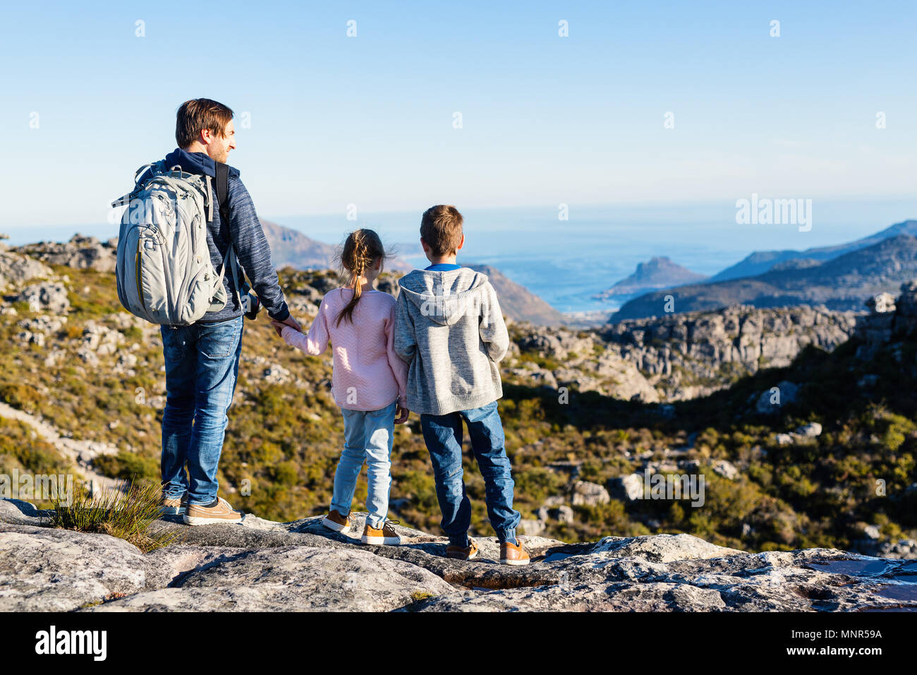Père de famille et ses deux enfants bénéficiant d'une vue imprenable sur Cap du haut de la montagne de la table Banque D'Images
