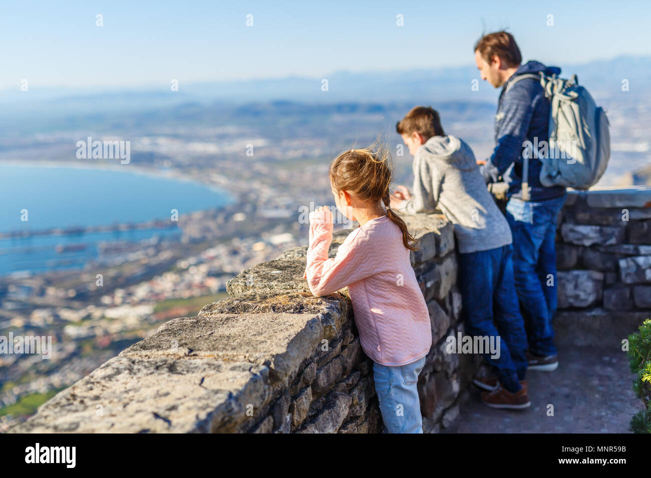 Famille avec deux enfants bénéficiant d'une vue imprenable sur Cap du haut de la montagne de la table Banque D'Images