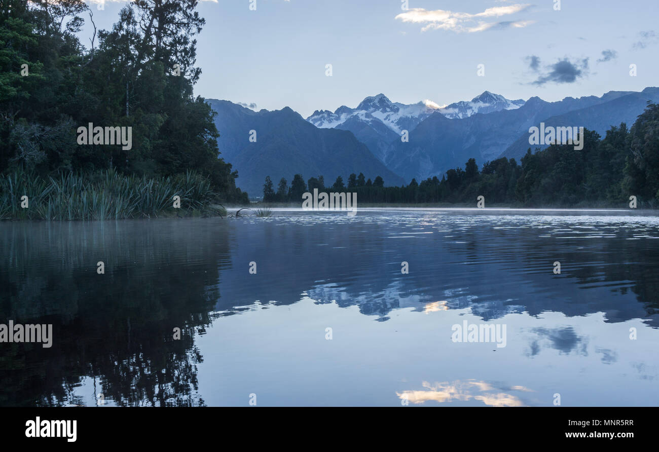 Réflexions et brume du matin sur le lac Matheson, île du Sud, Nouvelle-Zélande Banque D'Images