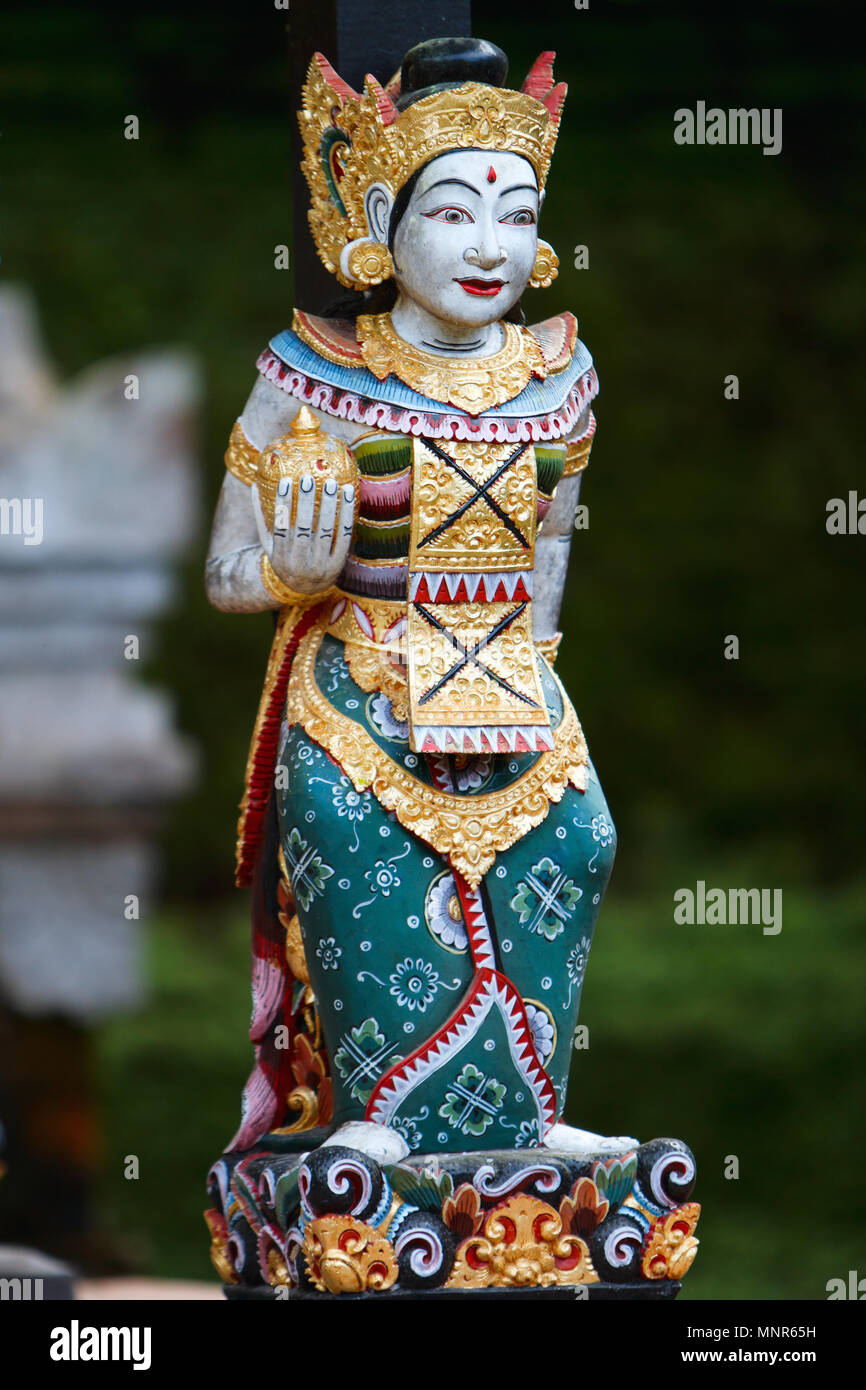 Photo verticale de la belle statue balinaise, dans le centre de Bali temple Banque D'Images