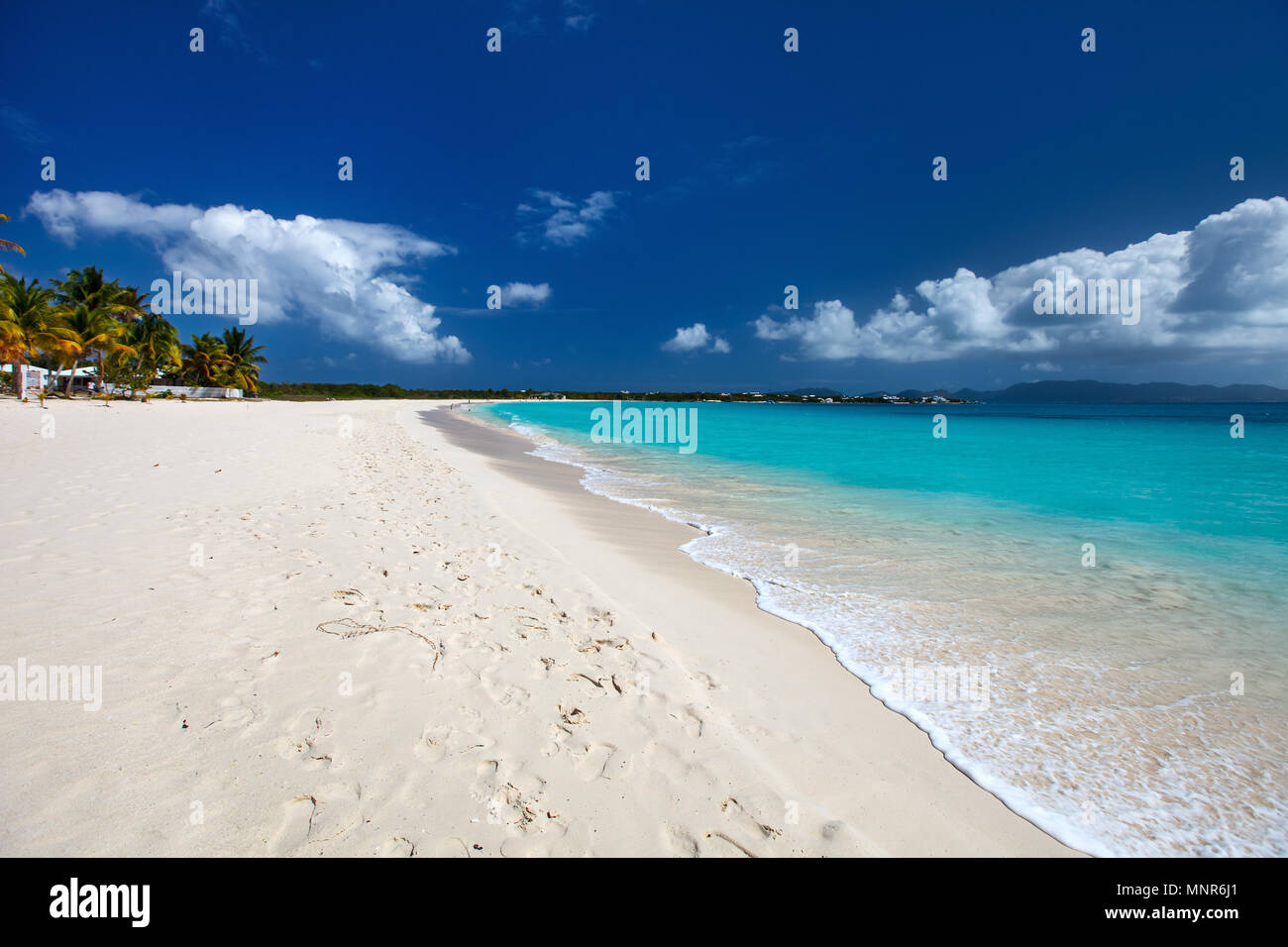 Belle plage tropicale sur l'île d'Anguilla, Caraïbes Banque D'Images