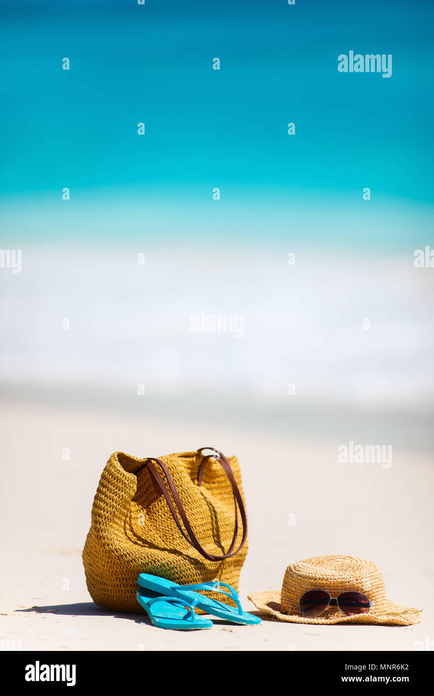 Sac De Paille Lunettes De Soleil Serviette Et Tongs Sur