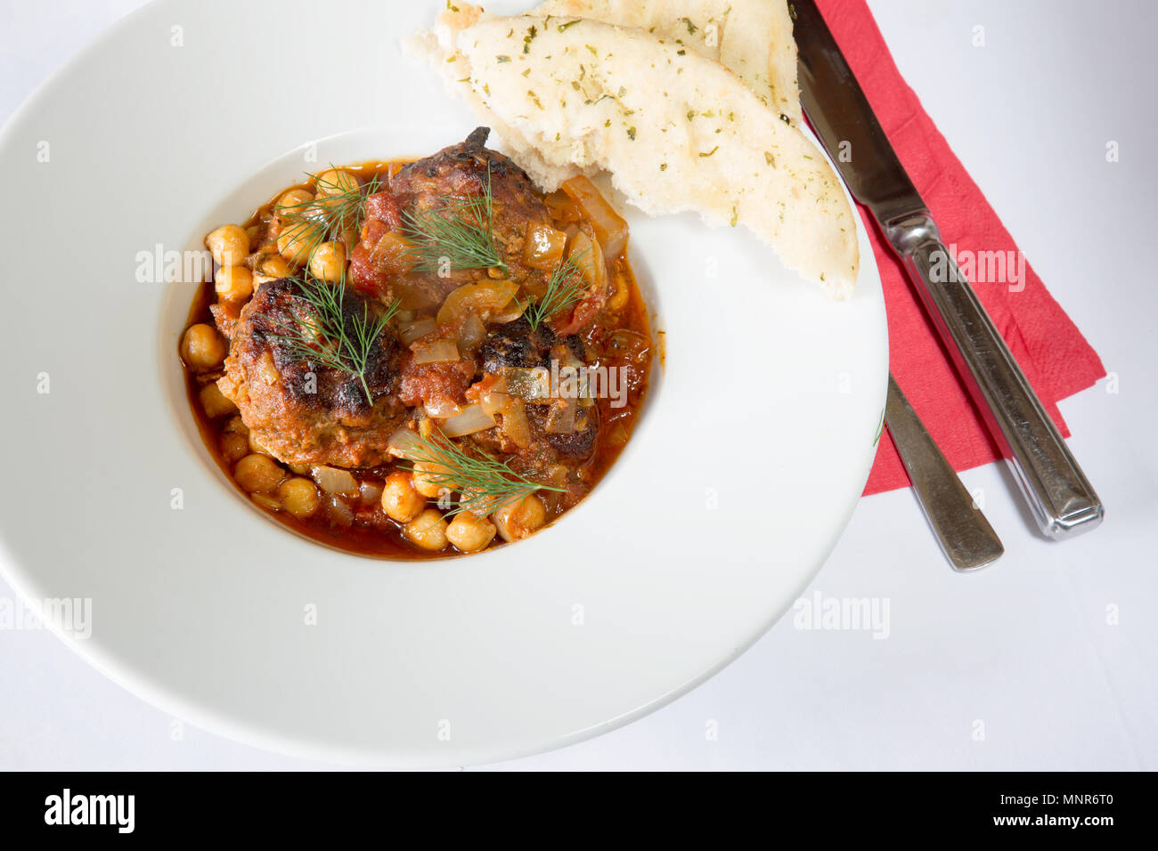 Repas traditionnel turc d'agneau boulettes, Kuzu kofte, avec du pain plat. Banque D'Images