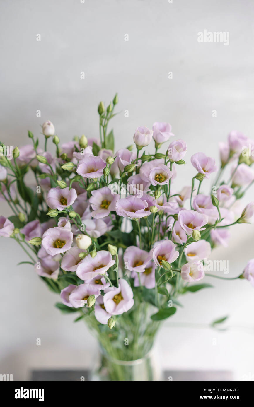 Bouquet De Lilas Eustoma Fleurs Dans Vase En Verre Love