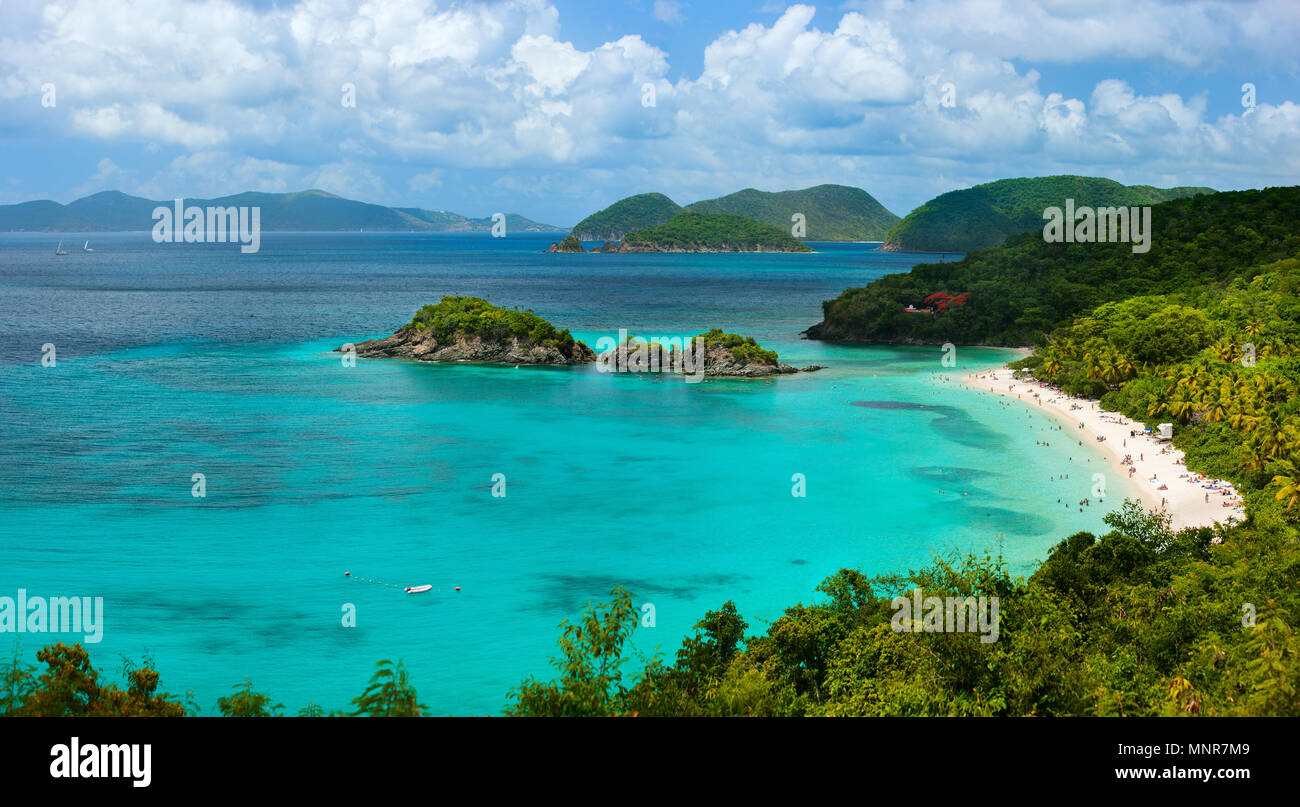 Vue aérienne de la ville pittoresque de Trunk Bay sur l'île de St John, US Virgin Islands considérée par beaucoup comme la plus belle plage en Caraïbes Banque D'Images Vue aérienne de la ville pittoresque de Trunk Bay sur l'île de St John, US Virgin Islands considérée par beaucoup comme la plus belle plage en Caraïbes Banque D'Images