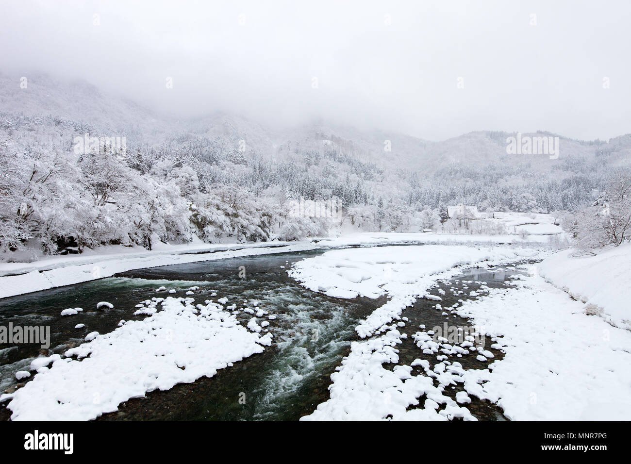 Rivière Shogawa et historique village japonais Shirakawa-go à l'hiver, l'un des sites du patrimoine mondial de l'UNESCO Banque D'Images