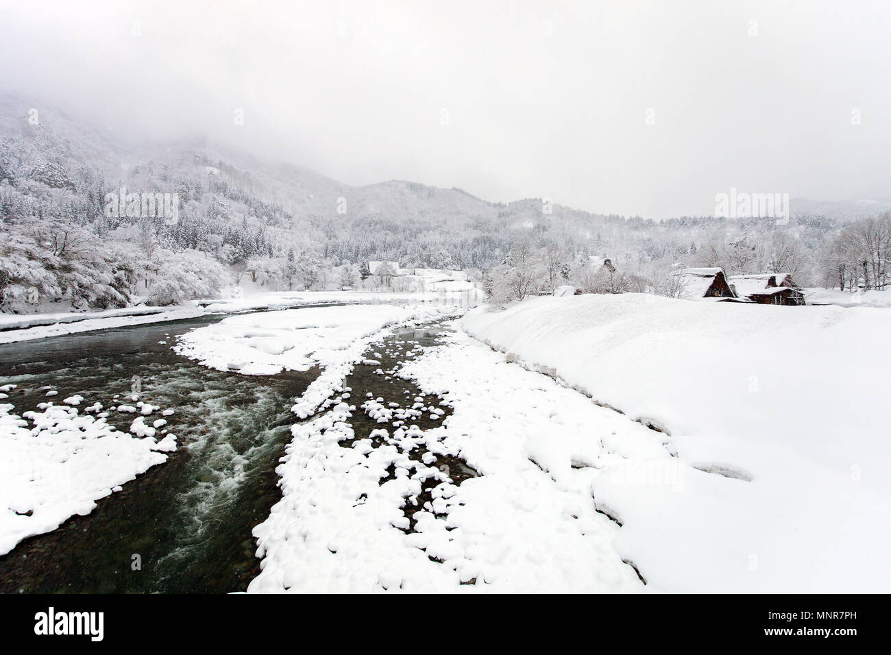 Rivière Shogawa et historique village japonais Shirakawa-go à l'hiver, l'un des sites du patrimoine mondial de l'UNESCO Banque D'Images