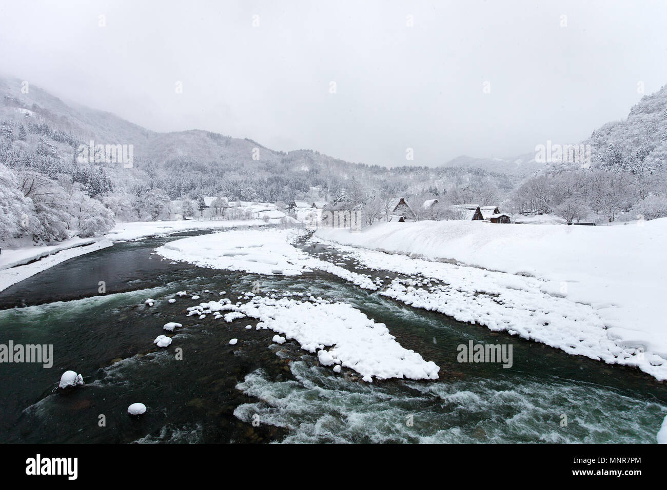 Rivière Shogawa et historique village japonais Shirakawa-go à l'hiver, l'un des sites du patrimoine mondial de l'UNESCO Banque D'Images