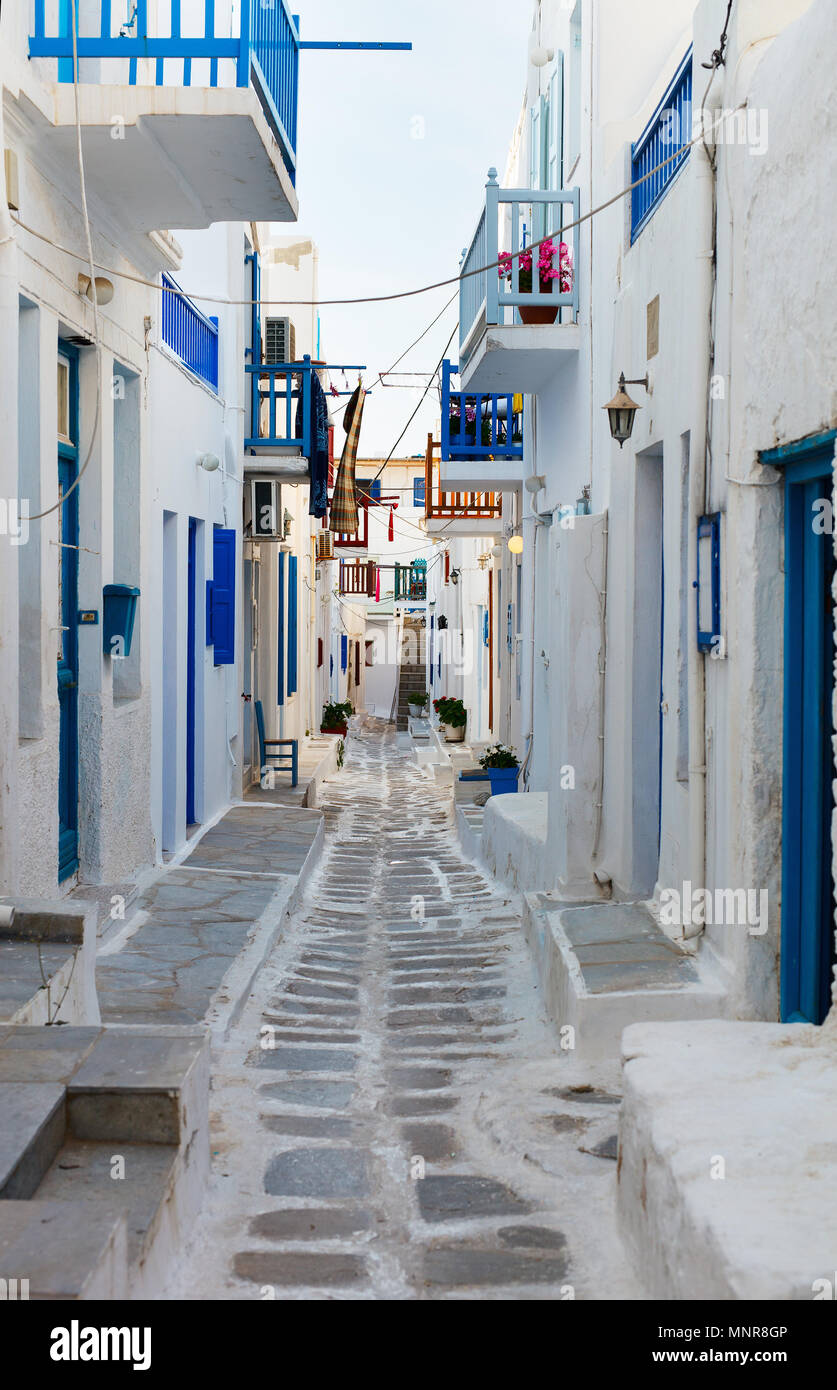 Rue typique de greek village traditionnel avec des murs blancs et des