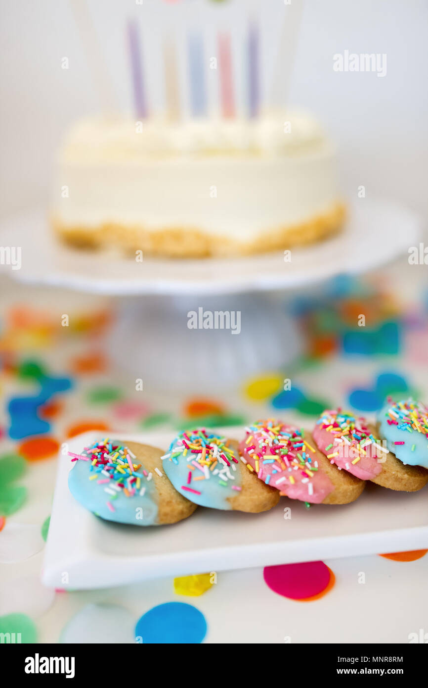 Decoration Coloree De Kids Birthday Party Table Avec Des Gateaux Des Biscuits Et Des Bonbons Photo Stock Alamy