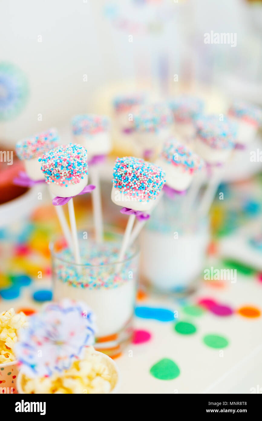 Decoration Coloree De Table D Anniversaire Pour Les Enfants Avec Des Guimauves Et Des Bonbons Photo Stock Alamy