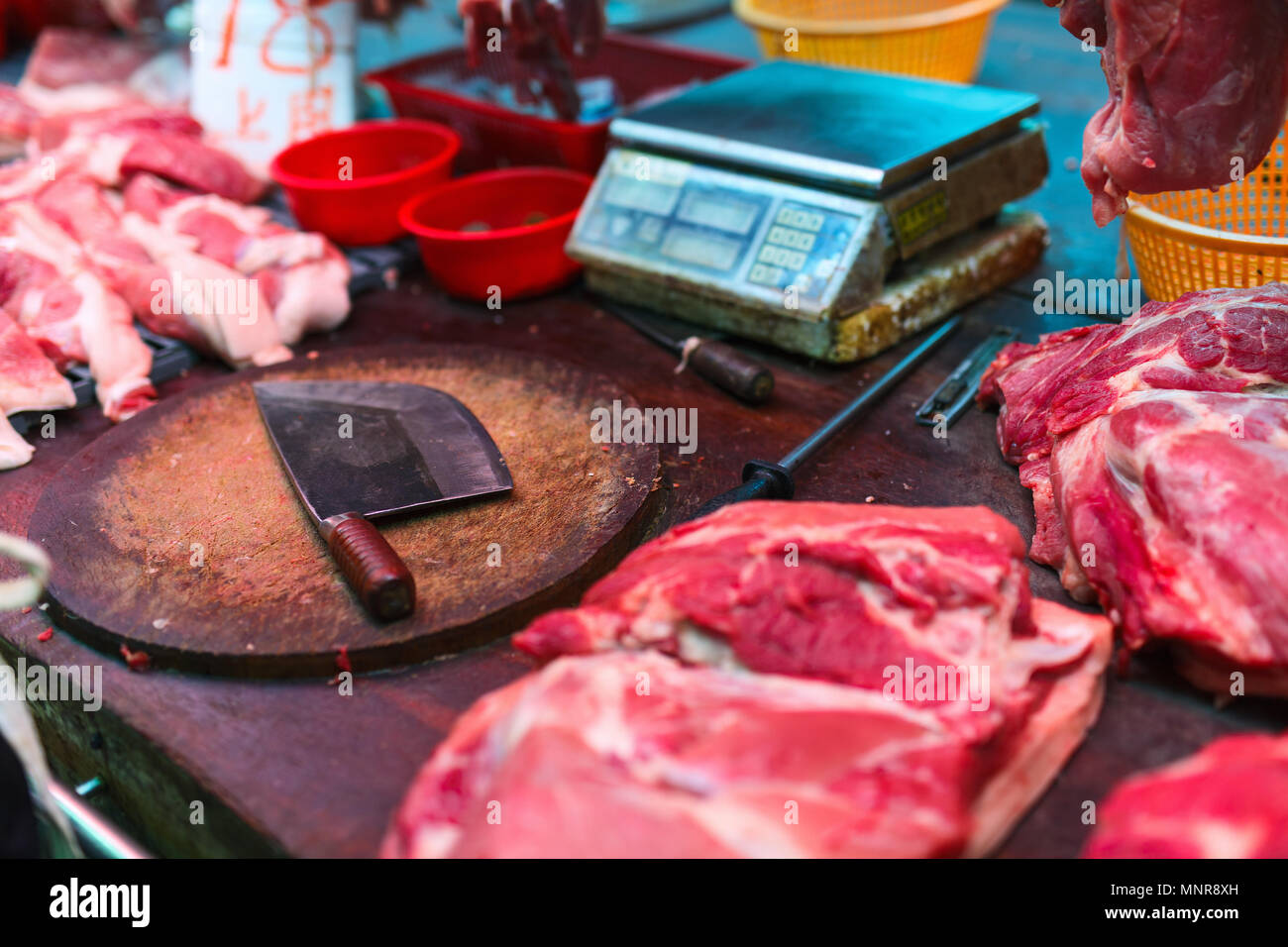 La viande crue vendue au marché asiatique Banque D'Images