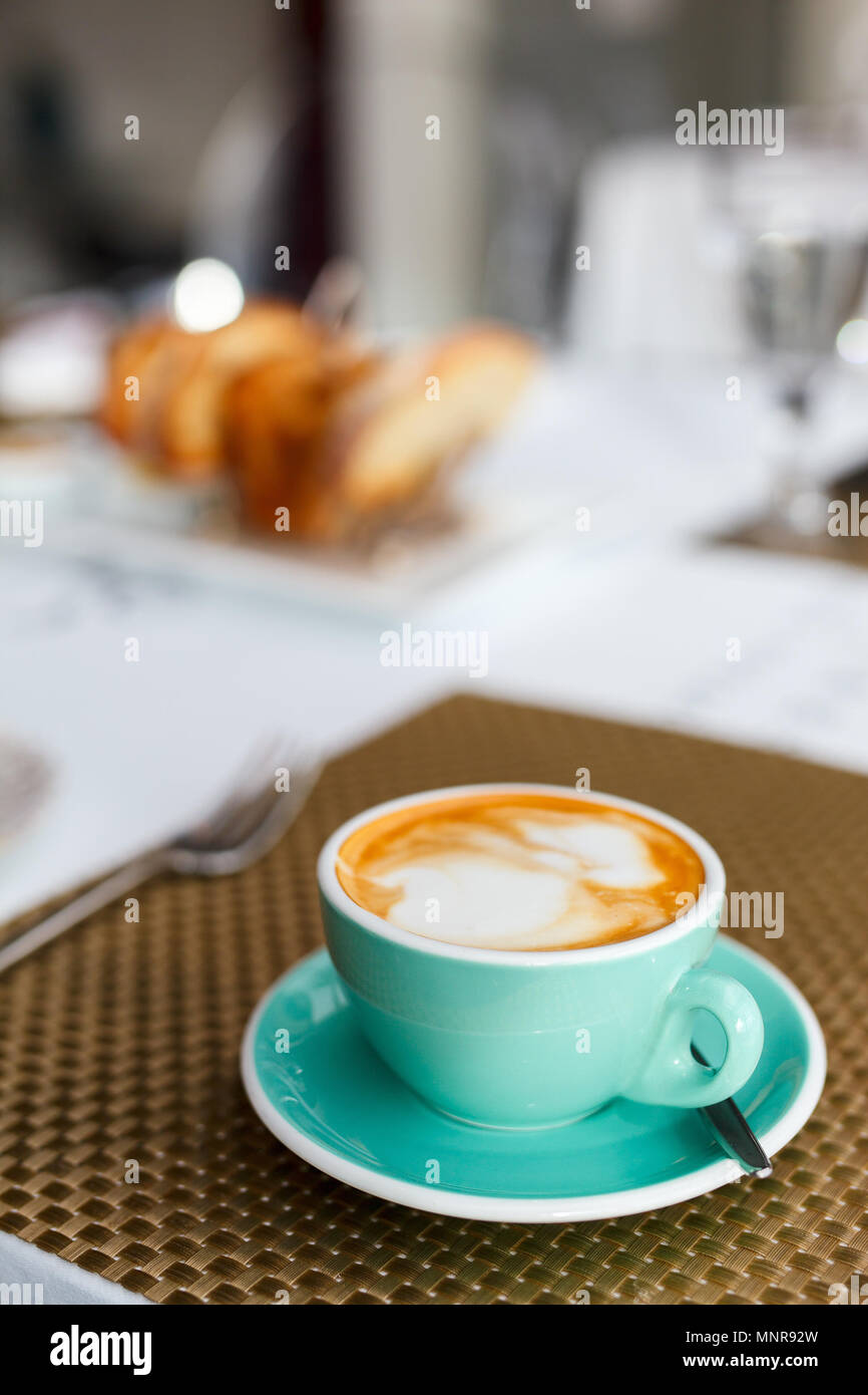 Du café frais dans le turquoise tasse pour le petit-déjeuner Banque D'Images