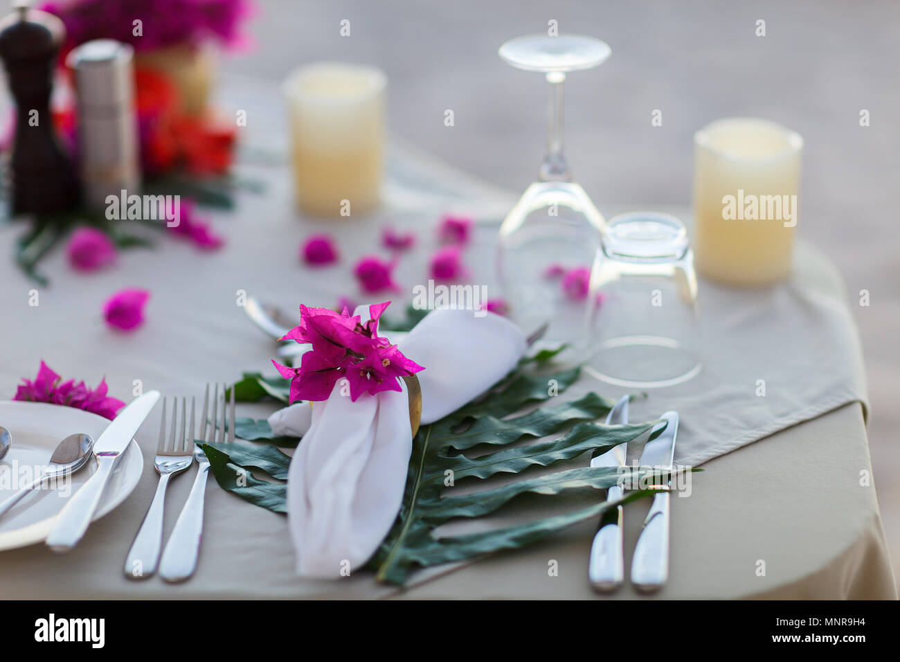 Magnifiquement servi table pour la célébration de mariage ou événement romantique Banque D'Images