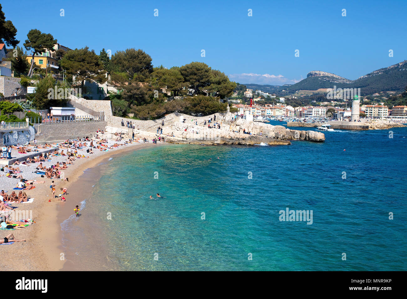 Plage de baignade et le port de Cassis, Bouches-du-Rhône, Provence-Alpes-Côte d'Azur, France Sud, France, Europe Banque D'Images