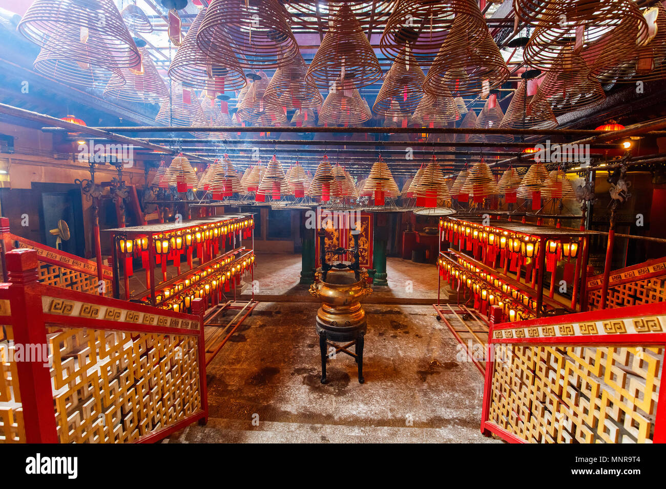 Intérieur du Temple Man Mo à Hong Kong avec des offres d'encens et les bobines suspendu au plafond Banque D'Images