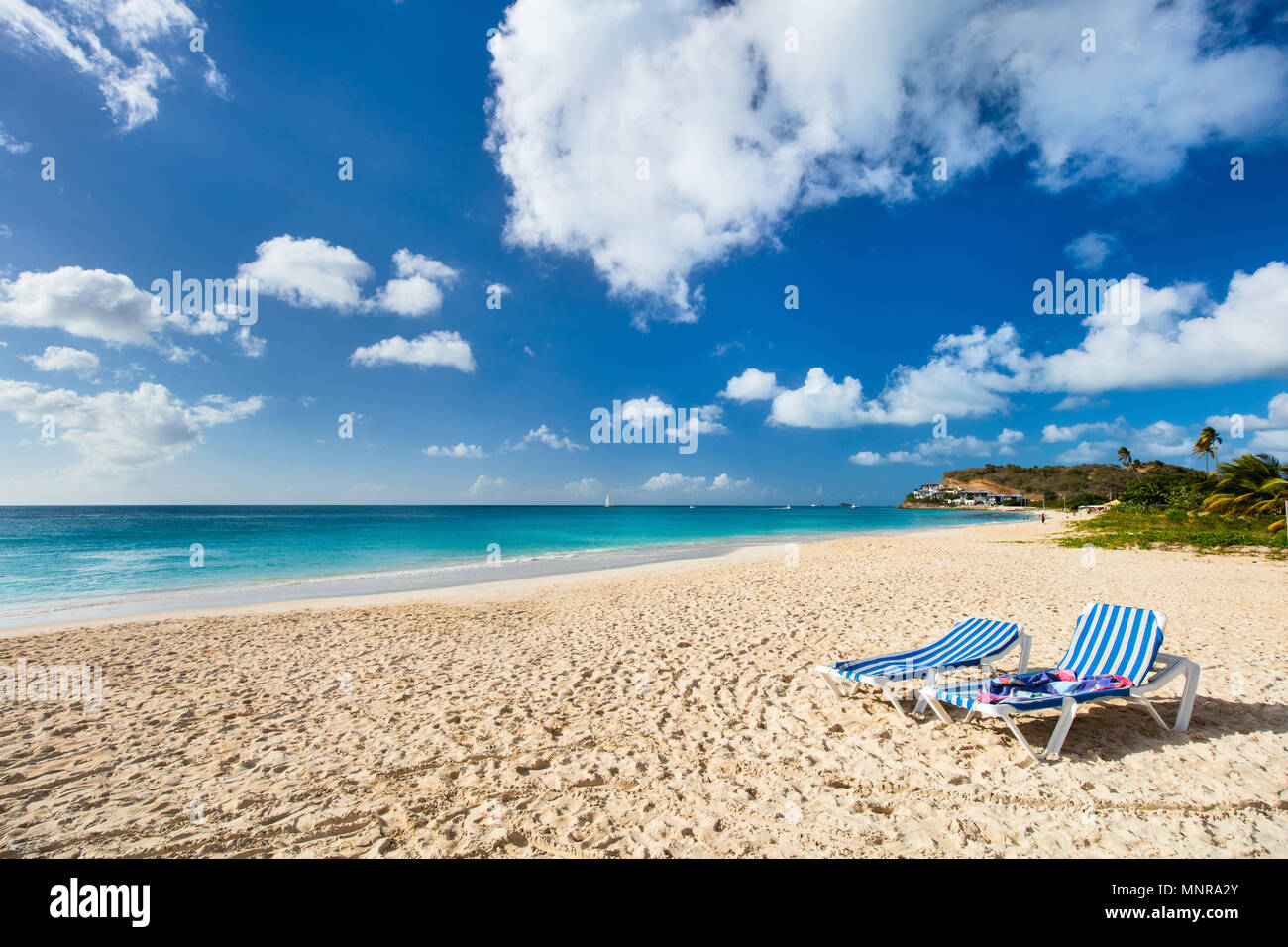 Plage de Darkwood tropical idyllique à l'île d'Antigua dans les Caraïbes avec le sable blanc, l'eau de l'océan turquoise et ciel bleu Banque D'Images
