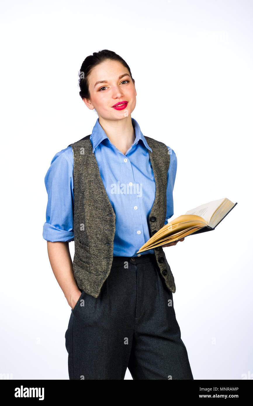 Jeune fille émotionnelle avec des livres sur un fond blanc, éclairage studio Banque D'Images
