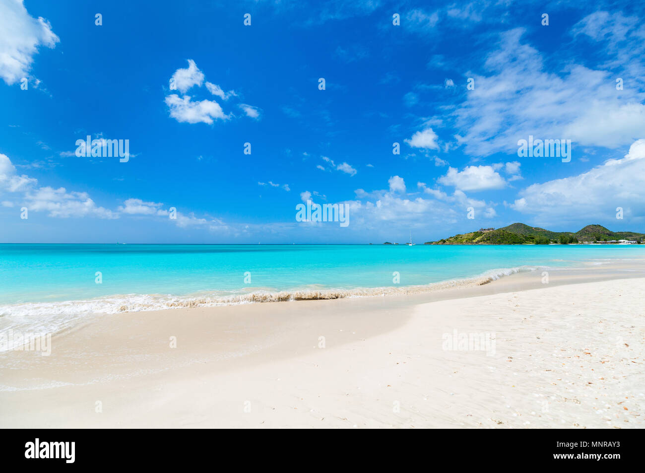 Tropical idyllique plage de sable blanc, l'eau de l'océan turquoise et bleu ciel à l'île d'Antigua dans les Caraïbes Banque D'Images