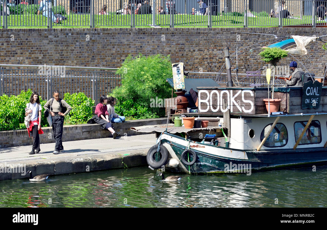 Mot sur la librairie de l'eau sur une péniche, Regents Canal, Kings Cross, Londres, Angleterre, Royaume-Uni. Banque D'Images