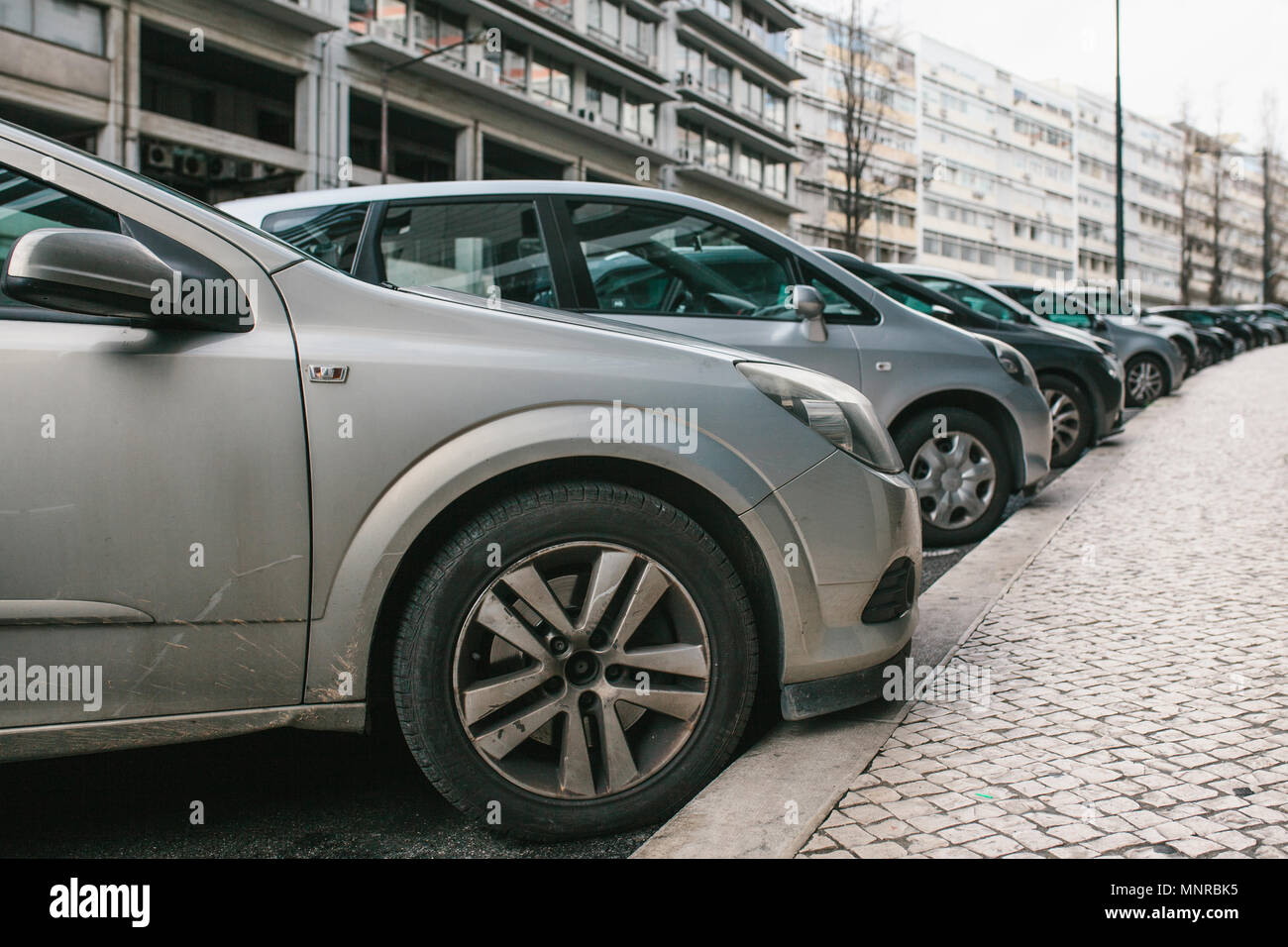 Parking gratuit dans la rue avec des voitures à Lisbonne, Portugal.  Voitures en stationnement sur rue. Pénalités pour paiement et parking pour  garer la voiture Photo Stock - Alamy