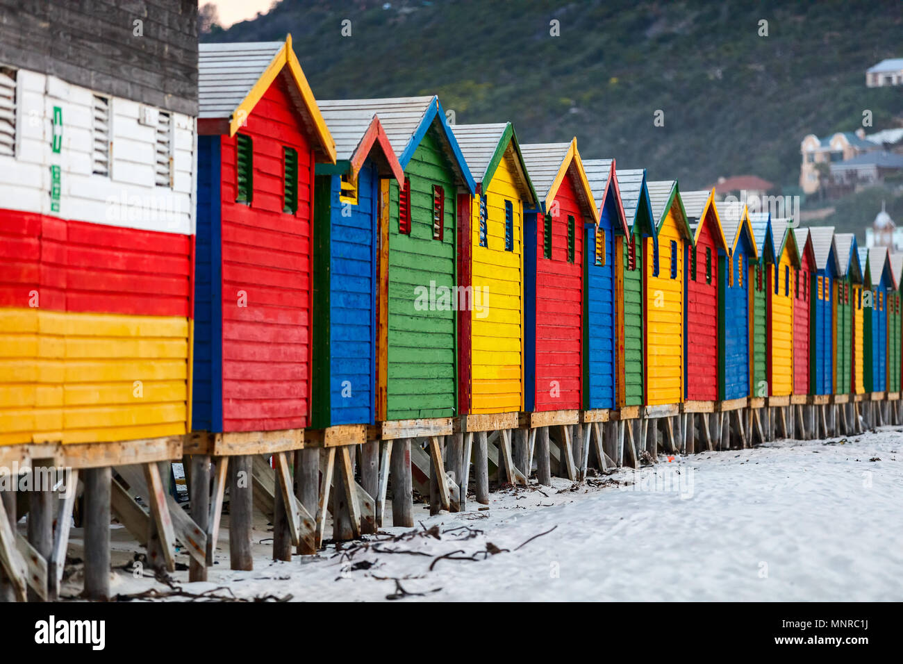 Célèbre maisonnettes colorées de Muizenberg beach près de Cape Town en Afrique du Sud Banque D'Images