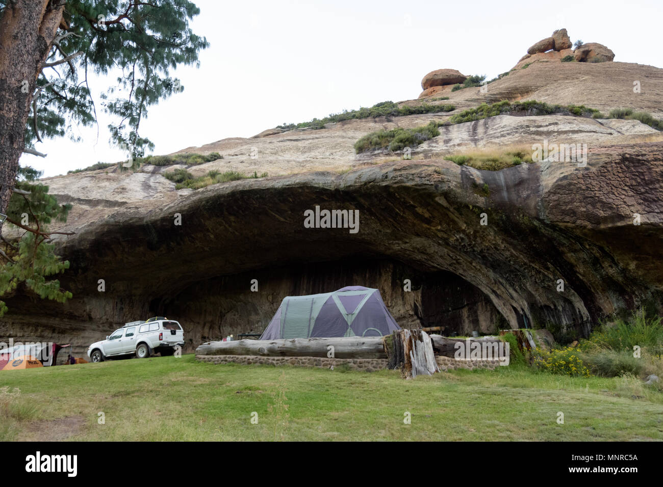 Camping dans la grotte à Balloch Banque D'Images