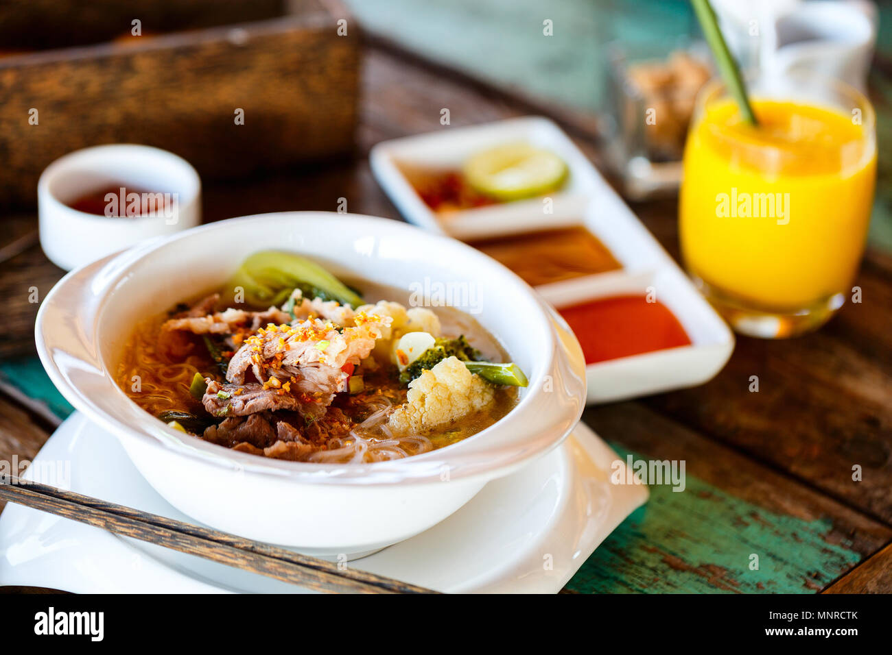 Délicieux plat de viande et nouilles asiatiques servis pour le petit-déjeuner ou déjeuner Banque D'Images