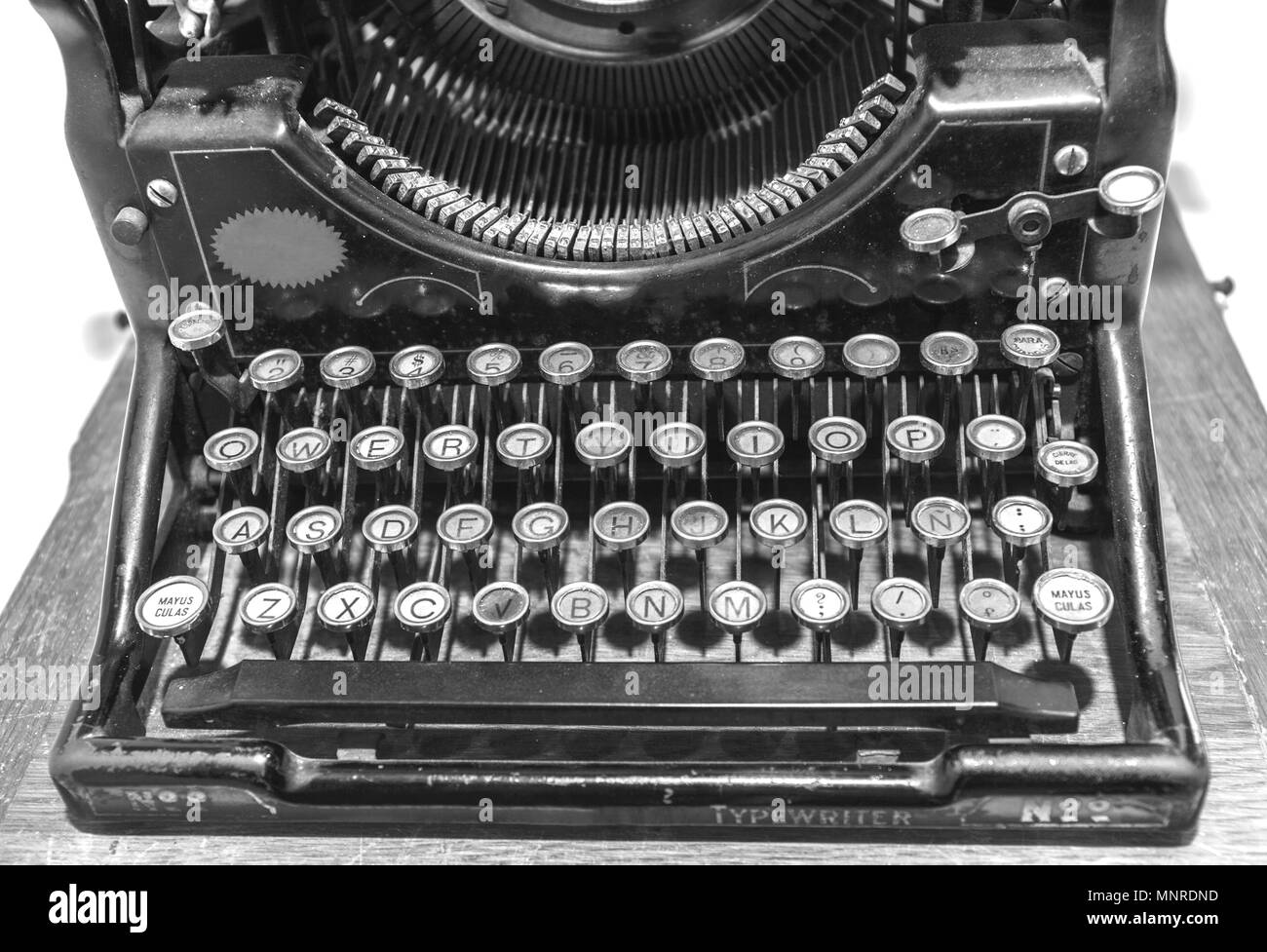 Vieille machine à écrire dans la photographie ancienne vintage simulées. Vue de côté. filtre aux tons noir et blanc. Mayusculas (espagnol) - lettre capitale. cierre de las mayúsculas (esp) - fermeture de lettres majuscules Banque D'Images