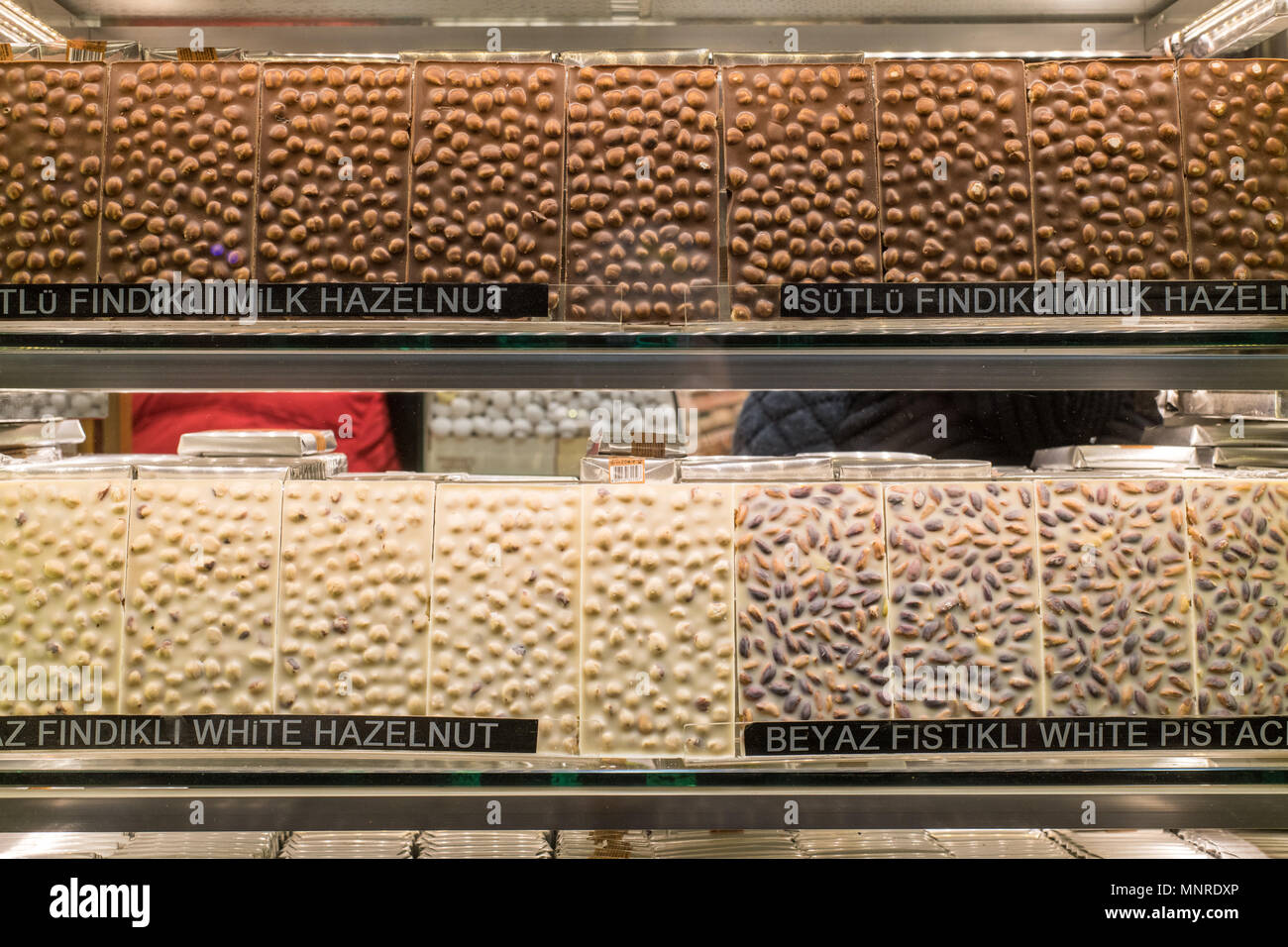 Des tablettes de chocolat sont mis sur l'affichage en vitrine, Istanbul, Turquie Banque D'Images