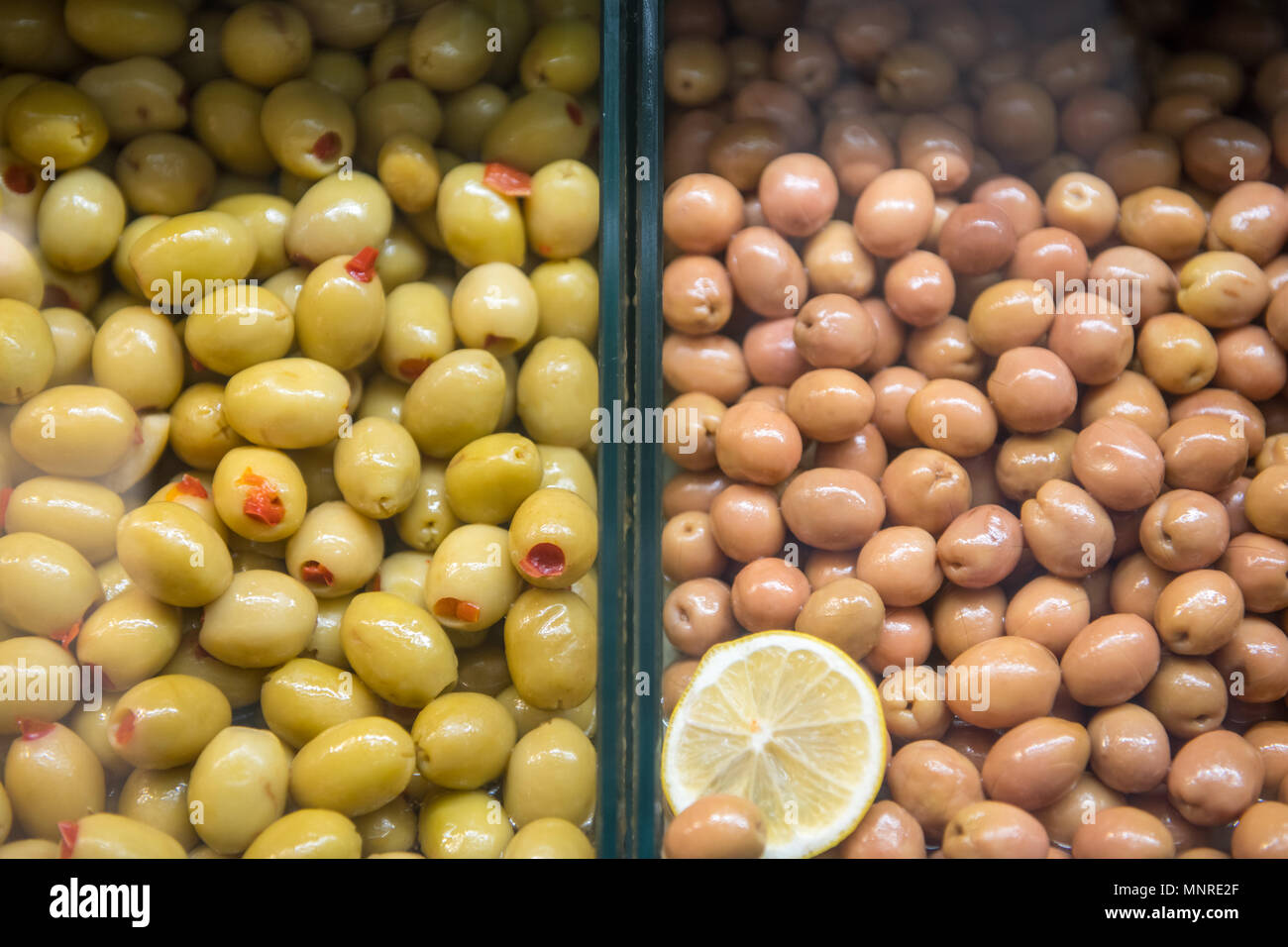 Close up de bacs pleins de deux variétés d'olives pour la vente au marché aux épices d'Istanbul en Turquie Banque D'Images