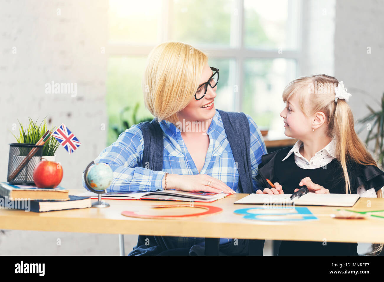Langue Anglais enseignante étudie avec smart kid girl à lumière blanche de classe, concept d'apprentissage des enfants Banque D'Images