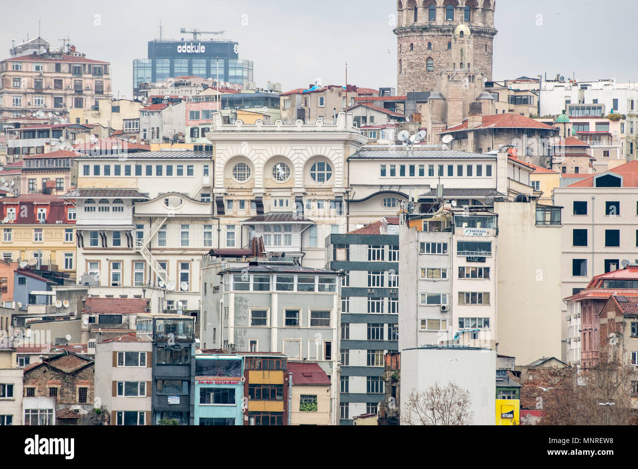 Les bâtiments sont étroitement empilés les uns à côté des autres décisions pour fermer le logement à Istanbul, Turquie Banque D'Images