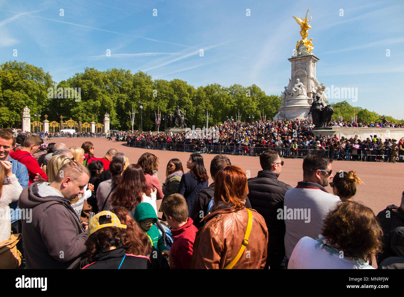La foule attendant l'évolution de la couleur à Buckingham Palace, Londres Banque D'Images