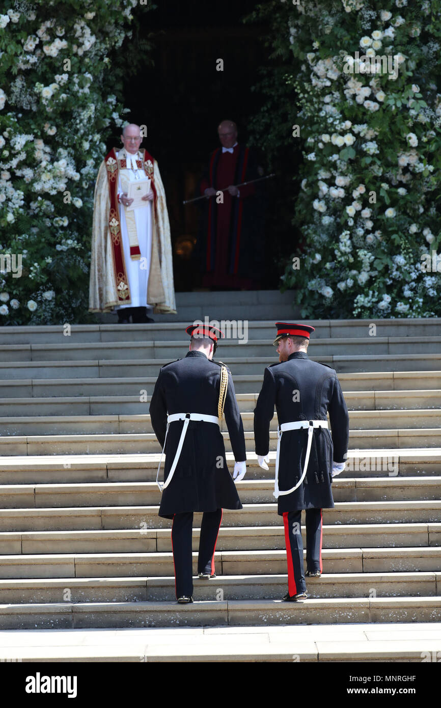 Le prince Harry se promène avec son meilleur homme, le duc de Cambridge, comme il arrive à la Chapelle St George du château de Windsor pour son mariage à Megan Markle. Banque D'Images