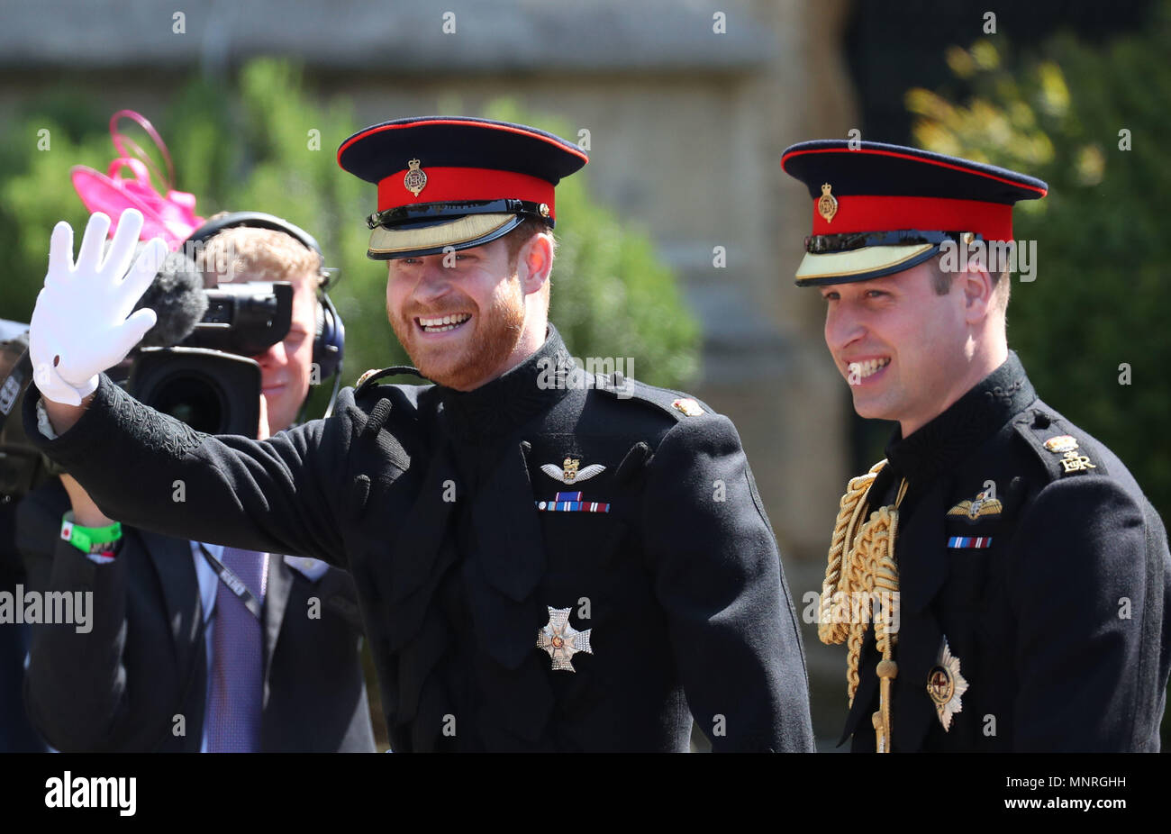 Le prince Harry (à gauche) se promène avec son meilleur homme, le duc de Cambridge, comme il arrive à la Chapelle St George du château de Windsor pour son mariage à Megan Markle. Banque D'Images