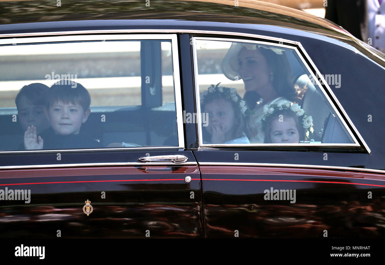 La duchesse de Cambridge arrive à Prince George (à gauche) et de la princesse Charlotte (à droite) à la Chapelle St George du château de Windsor pour le mariage du prince Harry et Meghan Markle. Banque D'Images