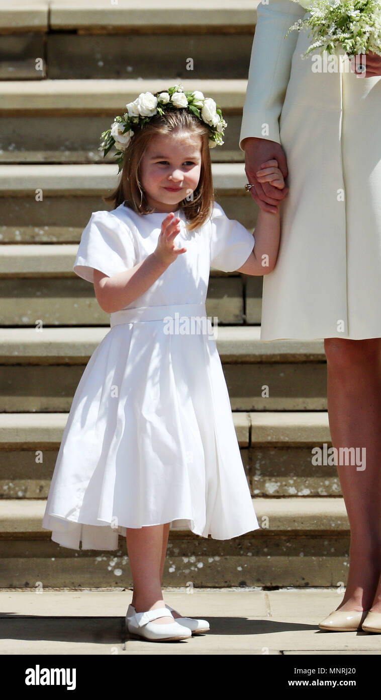 La princesse Charlotte sur les marches de la Chapelle St George du château de Windsor après le mariage du prince Harry et Meghan Markle. Banque D'Images