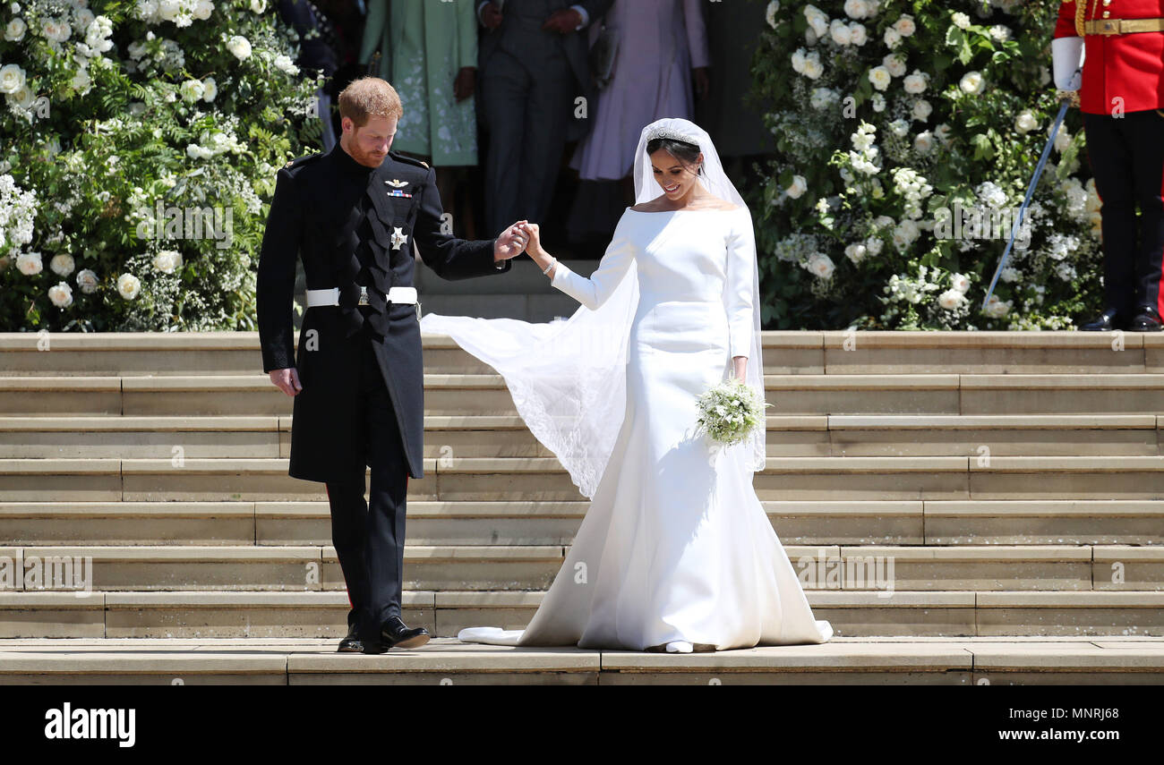 Le prince Harry et Meghan Markle descendre les marches de la Chapelle St George du château de Windsor après leur mariage. Banque D'Images