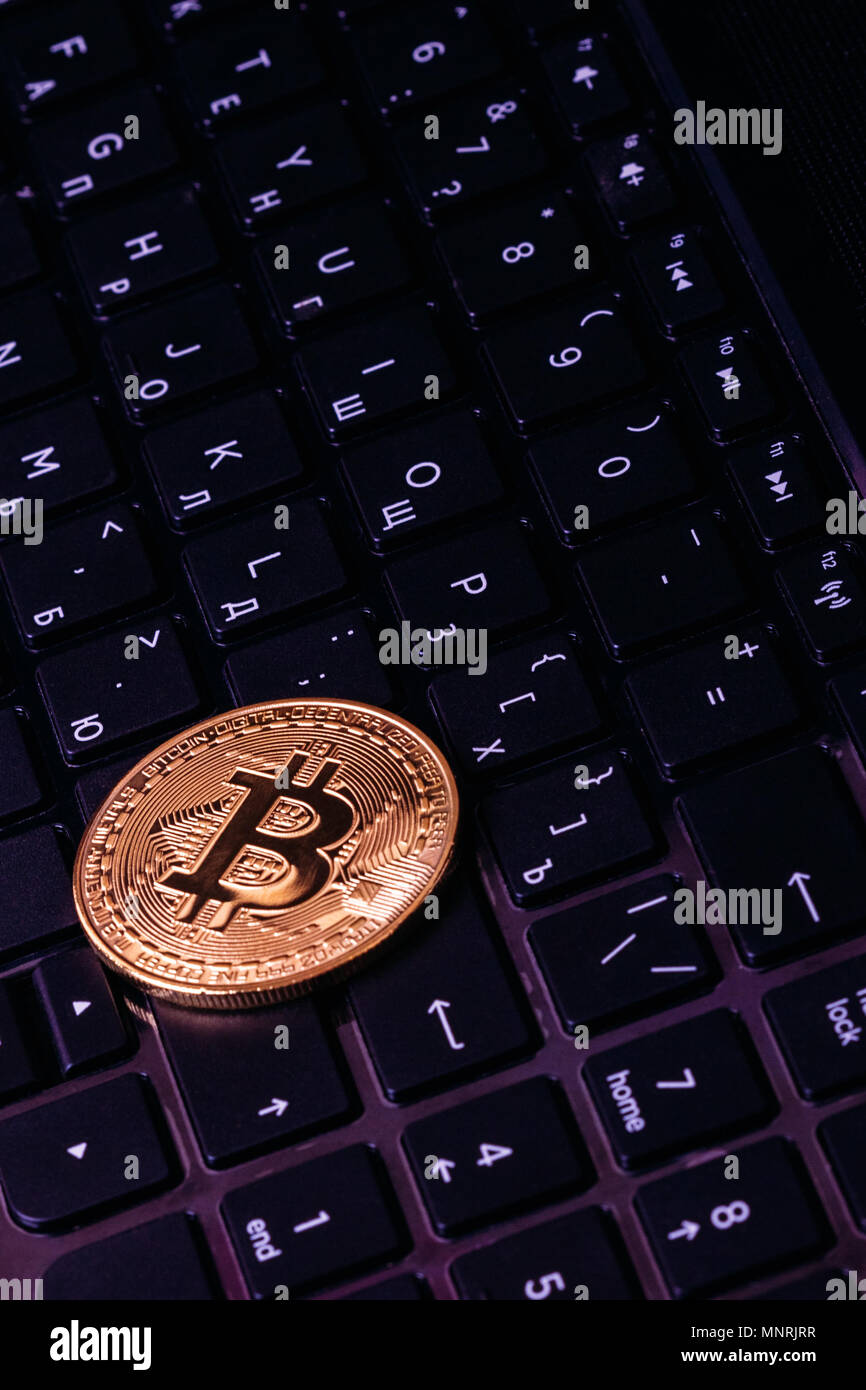 Bitcoin de pièce d'or du clavier de l'ordinateur portable. Devise Crypto Banque D'Images