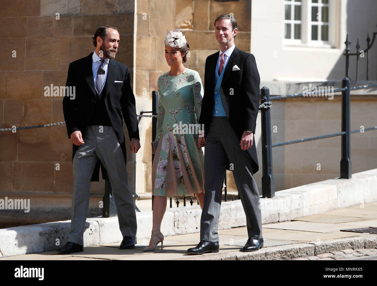 James Middleton, Pippa Middleton et James Matthews qui arrivent pour la cérémonie de mariage du prince Harry et Meghan Markle à St George's Chapel dans le château de Windsor. Banque D'Images