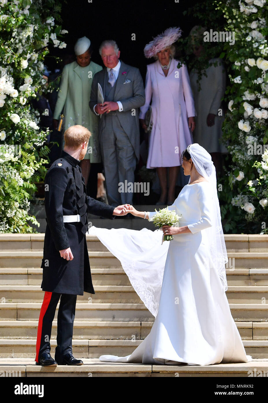 Le Prince Harry Et Sa Femme Meghan Tourner Pour Regarder La Mere