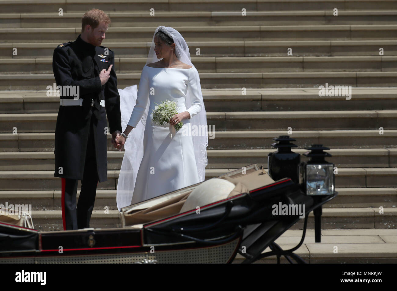 Le prince Harry et Meghan Markle quittent la Chapelle St George du château de Windsor après leur mariage. Banque D'Images