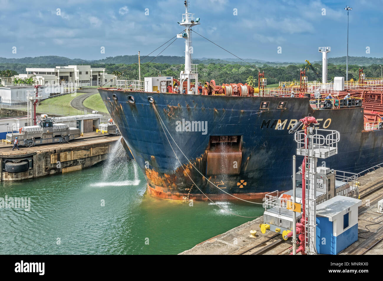 Navire en passant par le Canal de Panama, Panama, Amérique Centrale Banque D'Images