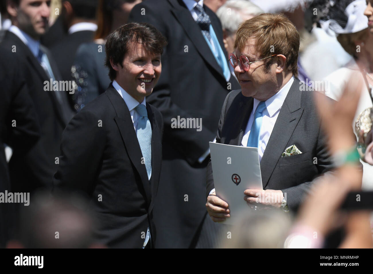 Sir Elton John et James Blunt (gauche) quitter la Chapelle St George du château de Windsor après le mariage de Meghan Markle et le prince Harry. Banque D'Images