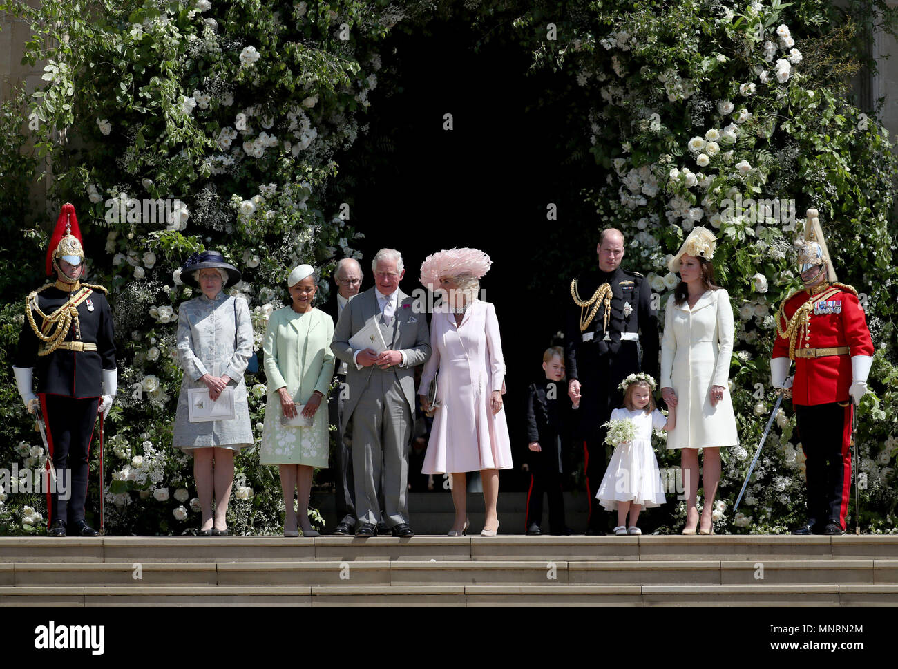 Doria Ragland, le Prince de Galles, la duchesse de Cornwall, le duc et la duchesse de Cambridge avec Prince George et la Princesse Charlotte quittent la Chapelle St George du château de Windsor après le mariage. Laissez la Chapelle St George du château de Windsor après leur mariage. Banque D'Images