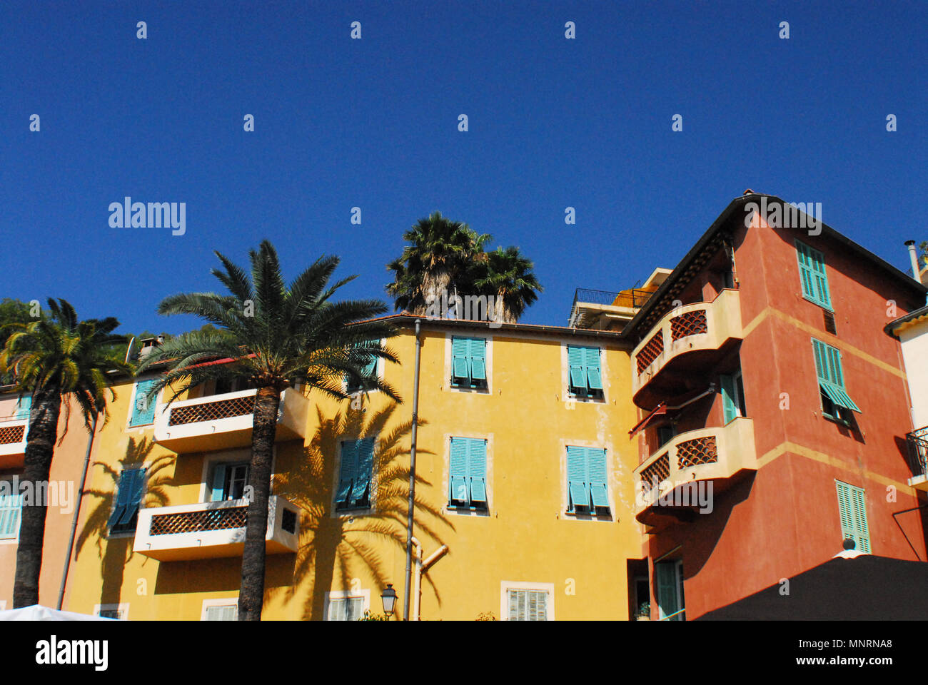 Villefranche-sur-Mer est l'endroit à voir sur la Côte d'Azur en France. Ce sont les immeubles d'appartements colorés sur la rue principale. Banque D'Images