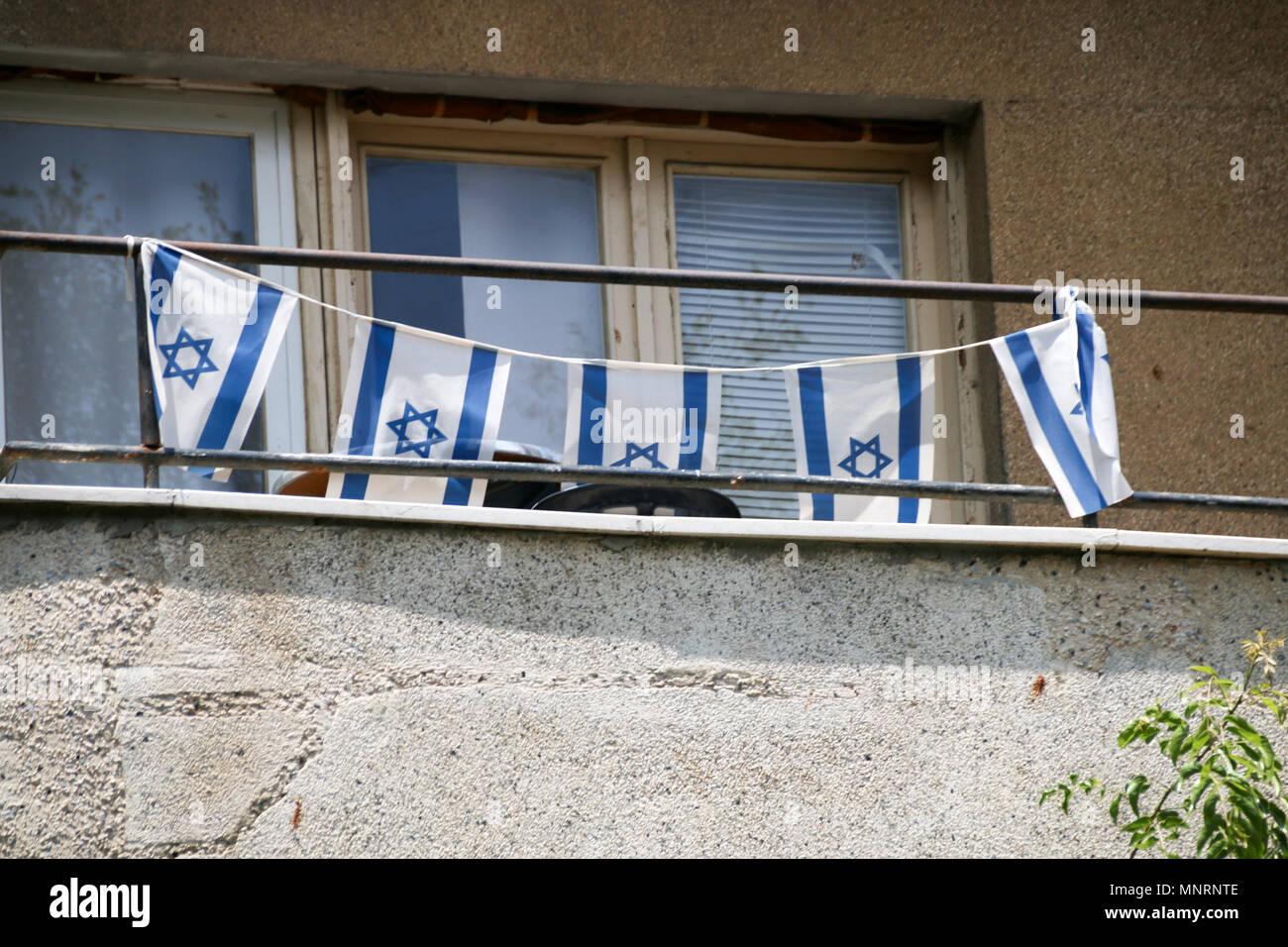 Tel Aviv, Israël - 15 mai 2018 : vue sur un balcon à Tel Aviv décorée de drapeaux israéliens. Banque D'Images